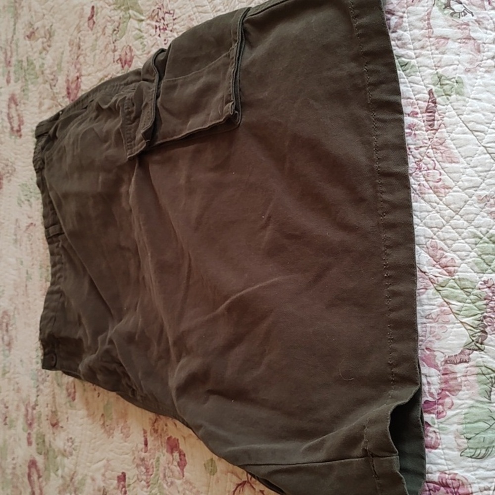 Shorts Mens Size 54 Olive Green Elastic Waist Cargo Shorts. EUC.